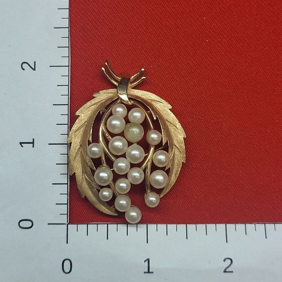 Vintage Trifari Gold Tone Faux Pearl Leaf Brooch Pin - Picture 10 of 10
